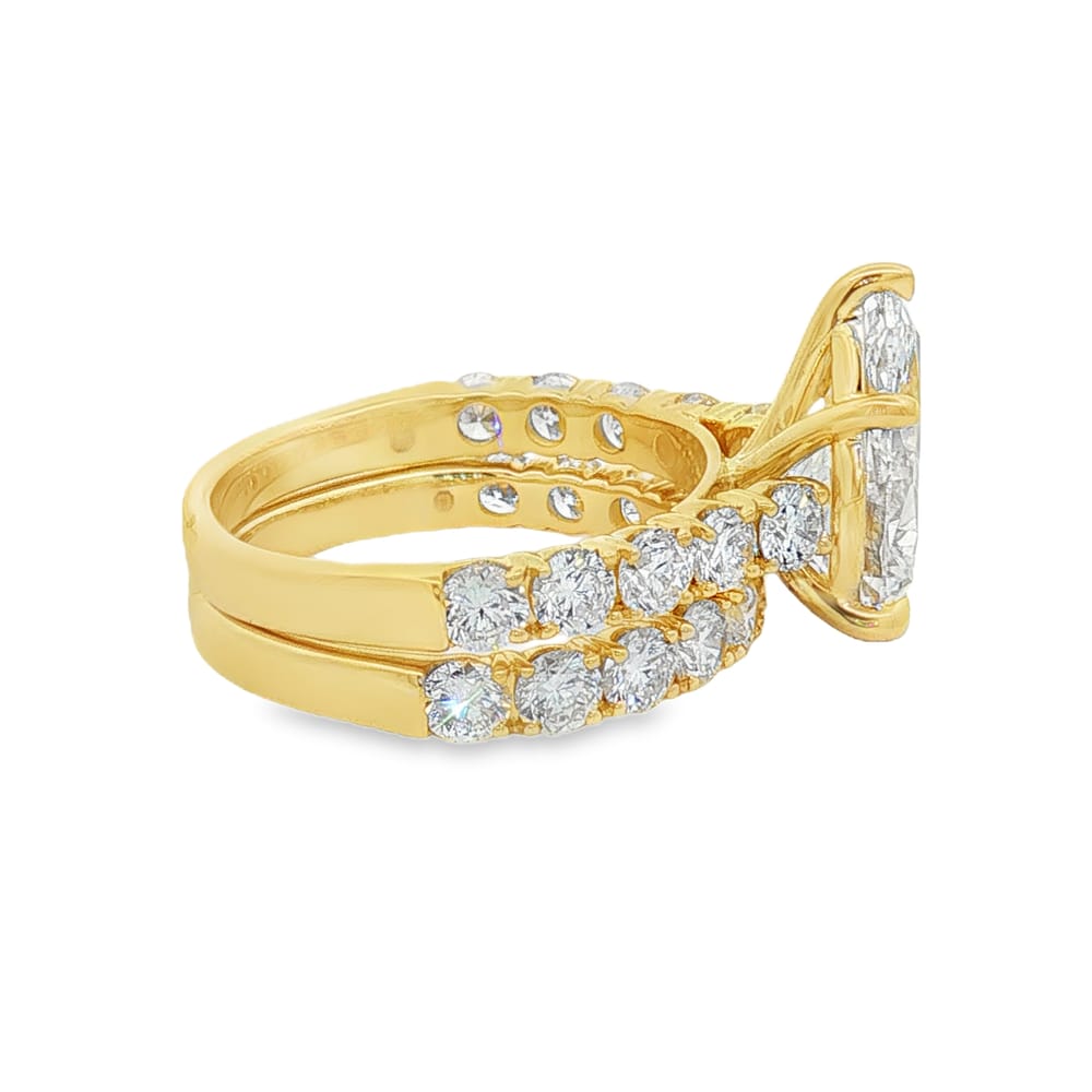 14K Yellow Gold Bridal Ring Set with Lab Grown Pear Shape Diamond and Round Side Diamonds
