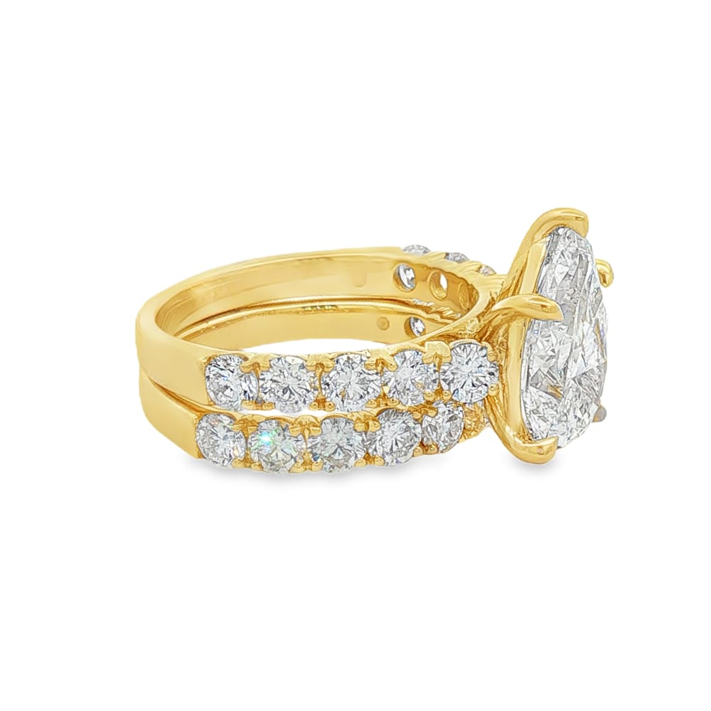 14K Yellow Gold Bridal Ring Set with Lab Grown Pear Shape Diamond and Round Side Diamonds