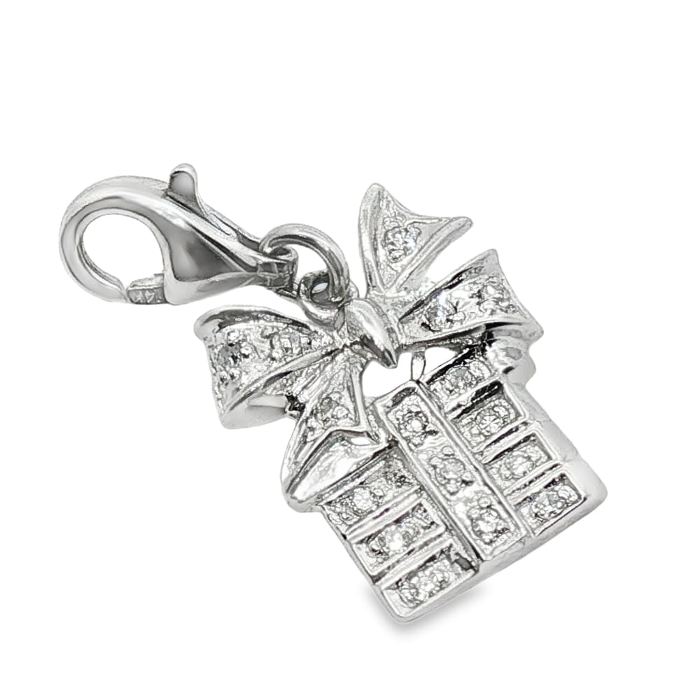 14K Gold Diamond Pendant with 16 Round Stones