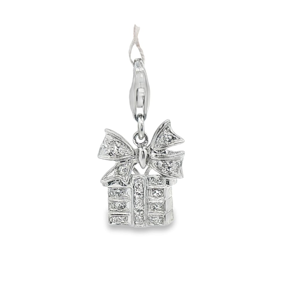 14K Gold Diamond Pendant with 16 Round Stones